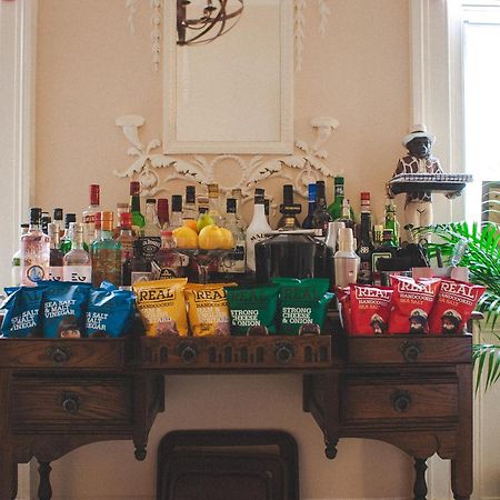 Bed and Breakfast Darwin'S Townhouse à Shrewsbury Extérieur photo A wet bar