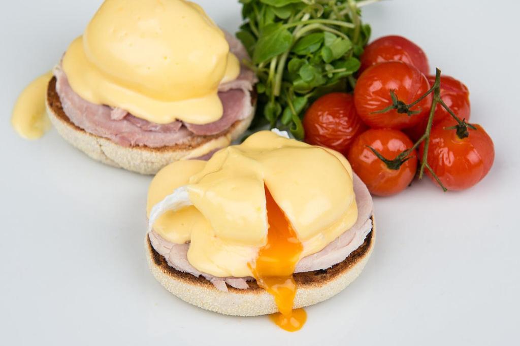 Bed and Breakfast Darwin'S Townhouse à Shrewsbury Extérieur photo Eggs Benedict