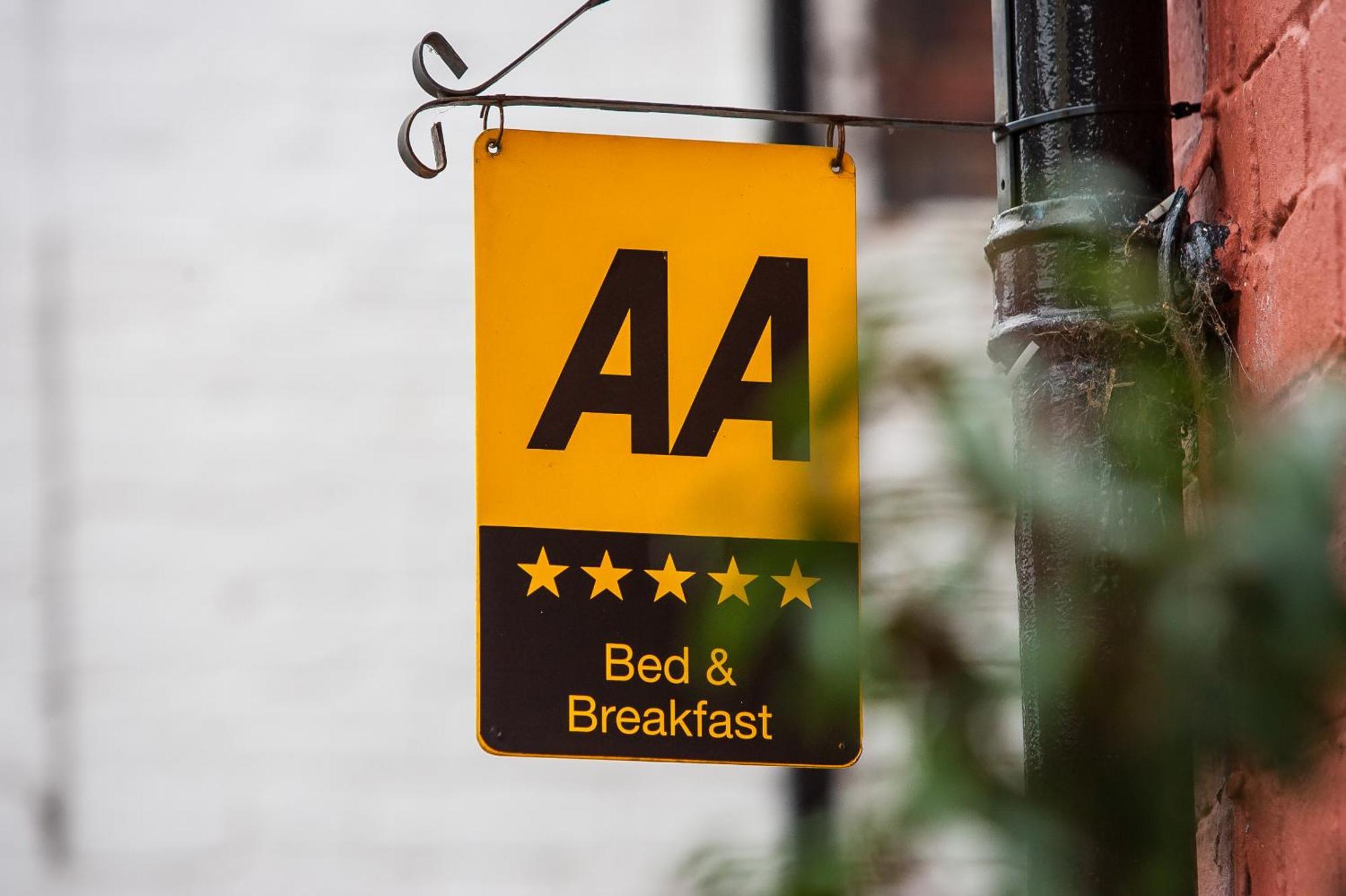 Bed and Breakfast Darwin'S Townhouse à Shrewsbury Extérieur photo AA sign