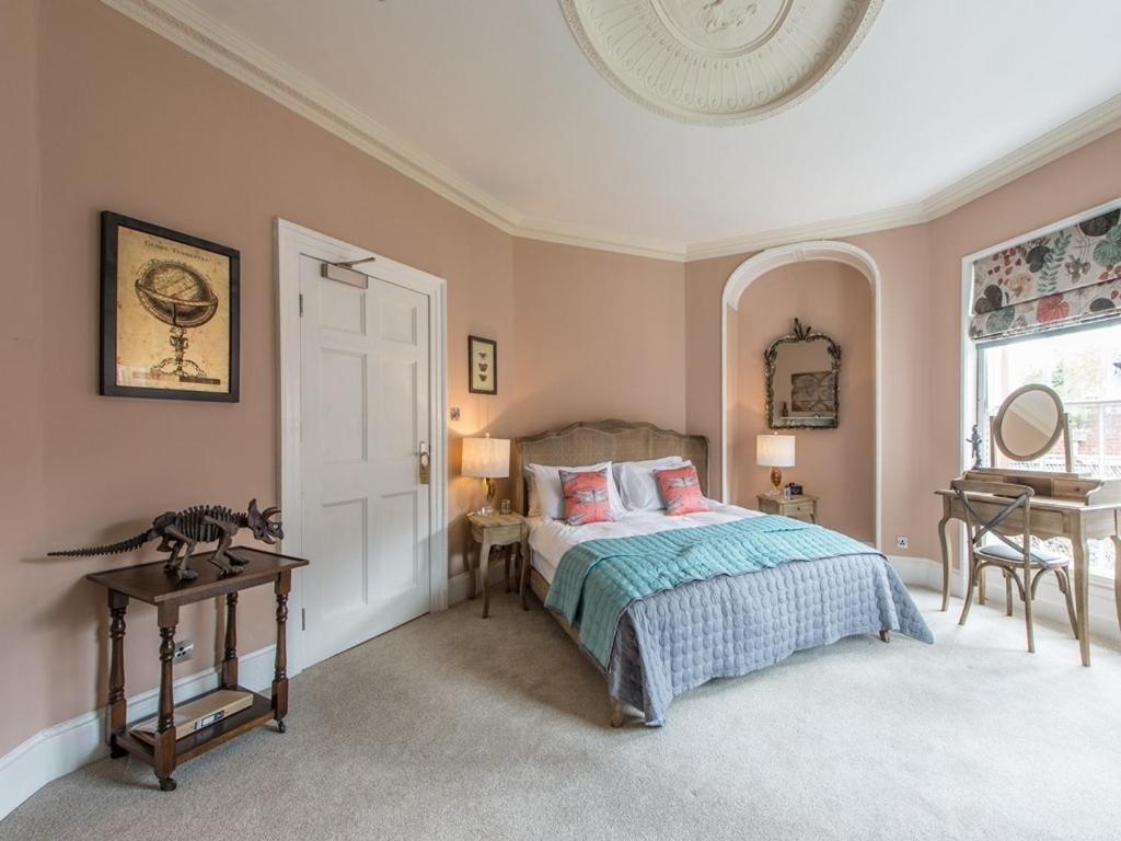 Bed and Breakfast Darwin'S Townhouse à Shrewsbury Extérieur photo The bedroom of the 18th-century house