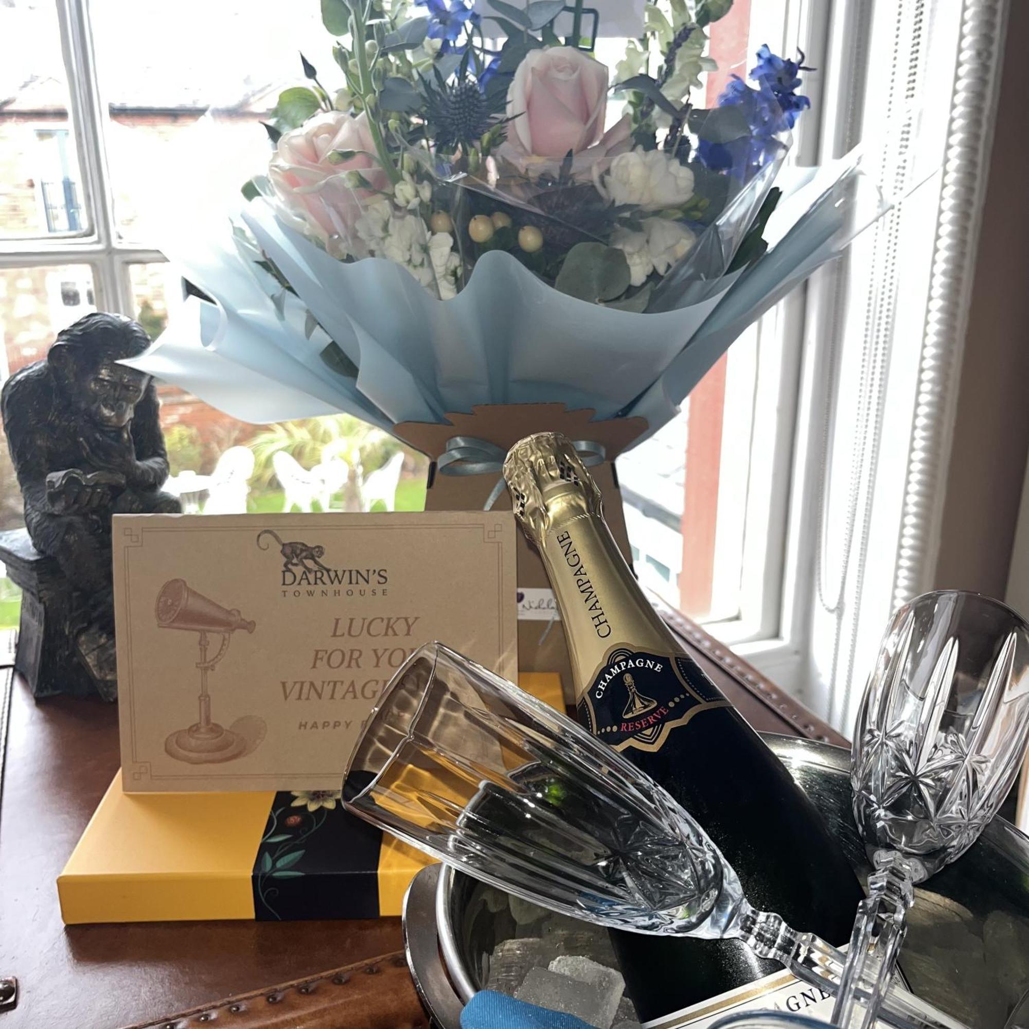 Bed and Breakfast Darwin'S Townhouse à Shrewsbury Extérieur photo A bottle of Dom Pérignon