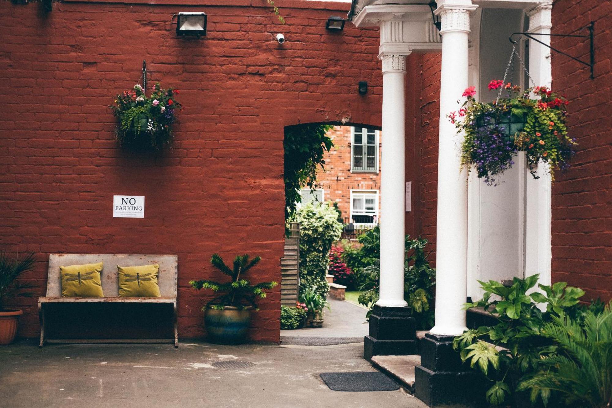Bed and Breakfast Darwin'S Townhouse à Shrewsbury Extérieur photo The entrance to the courtyard of the former St. Mary's Hospital
