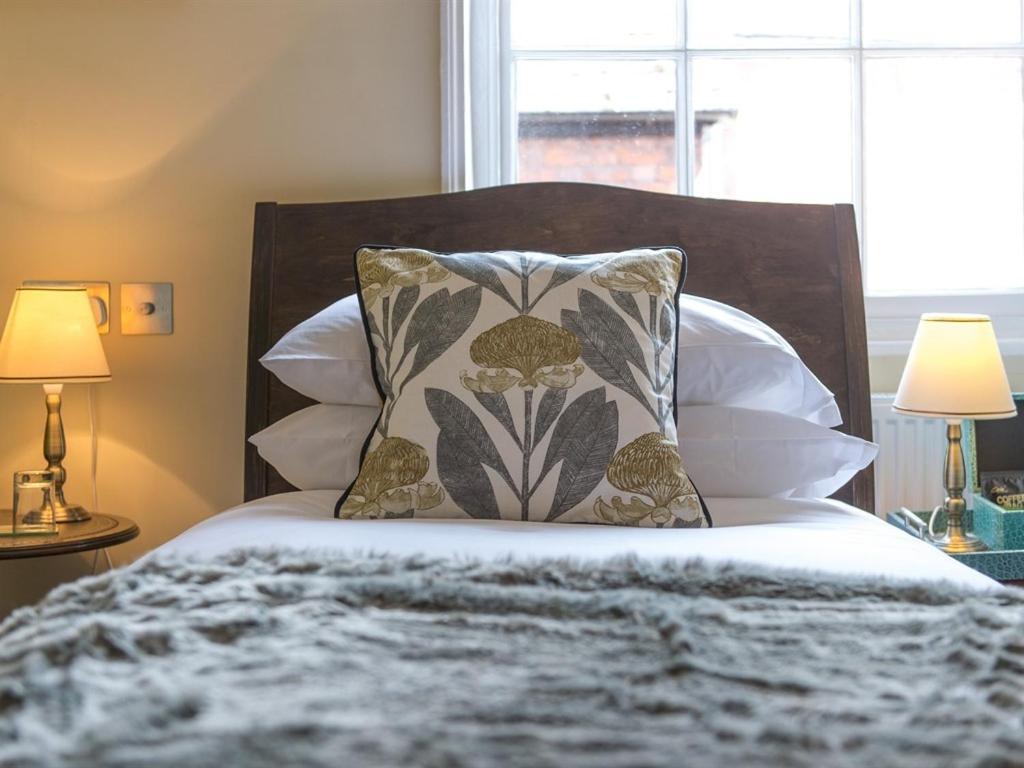 Bed and Breakfast Darwin'S Townhouse à Shrewsbury Chambre photo A bed with a throw