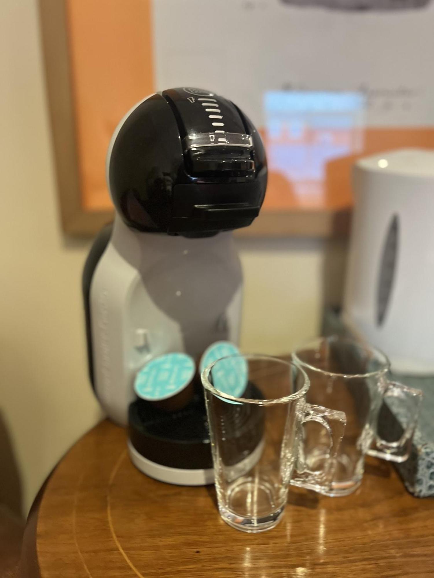 Bed and Breakfast Darwin'S Townhouse à Shrewsbury Chambre photo A Dolce Gusto coffee machine
