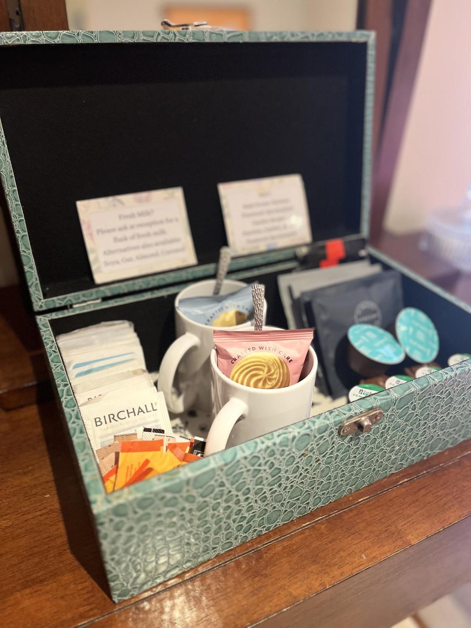 Bed and Breakfast Darwin'S Townhouse à Shrewsbury Chambre photo A tea box