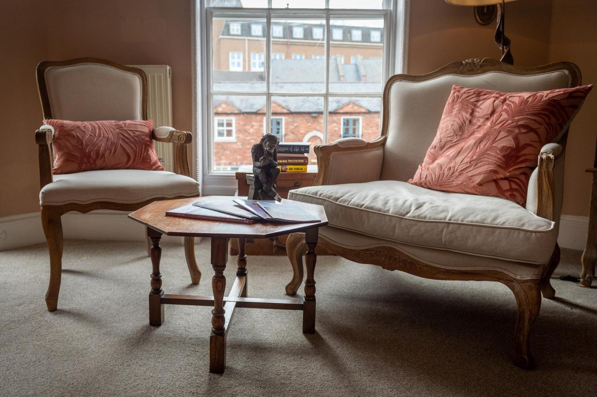 Bed and Breakfast Darwin'S Townhouse à Shrewsbury Chambre photo The interior of the Old Bank House