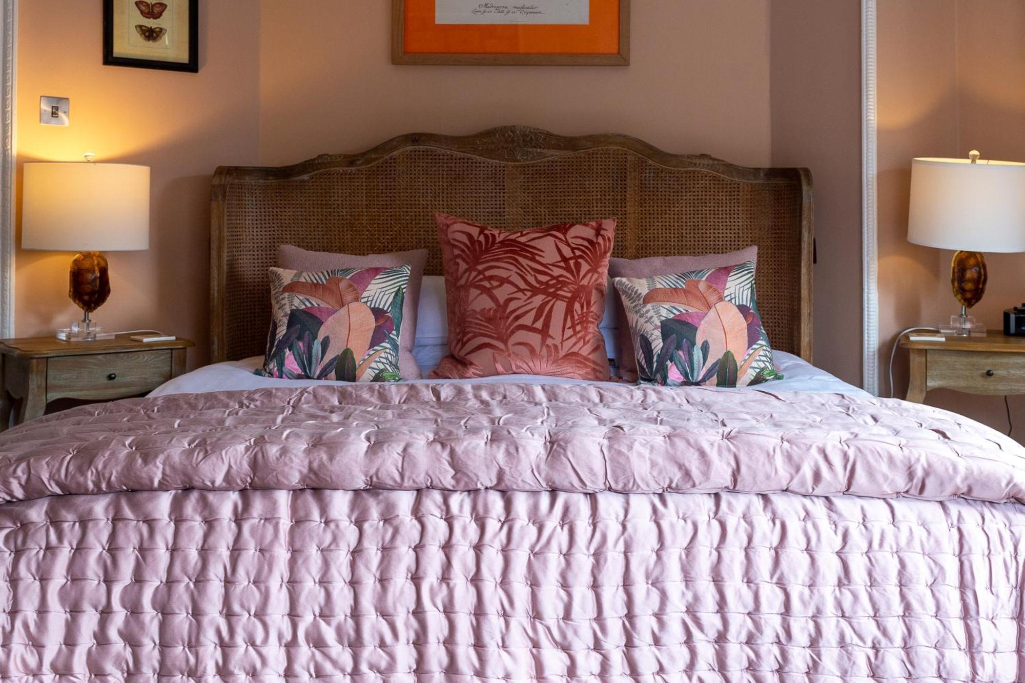 Bed and Breakfast Darwin'S Townhouse à Shrewsbury Chambre photo A bed with a duvet
