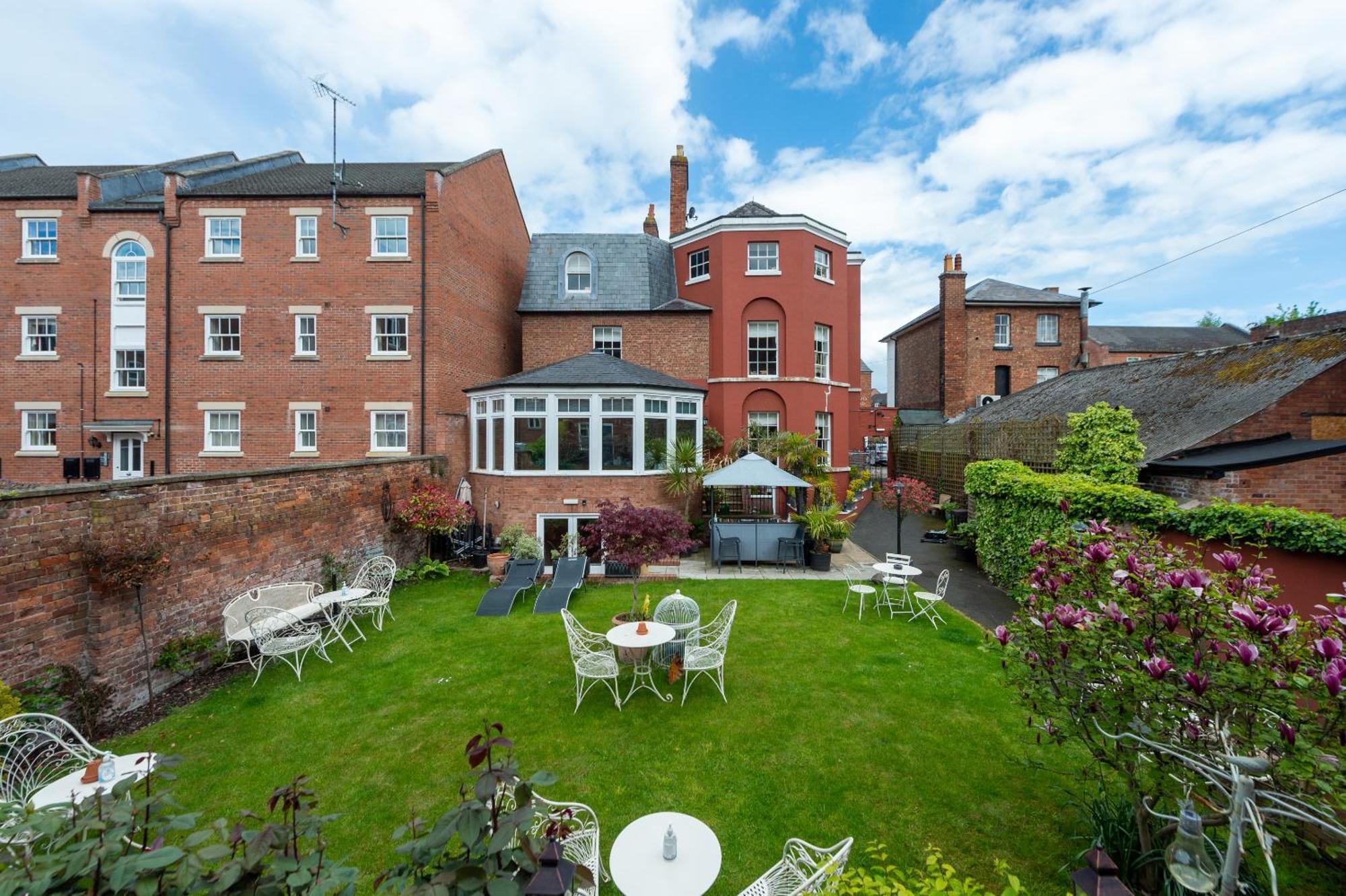 Bed and Breakfast Darwin'S Townhouse à Shrewsbury Chambre photo The garden of the hotel